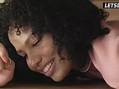 Göndör hajú ribanc, Romy Indy, beszorul az ágy alá, és keményen megdugják!