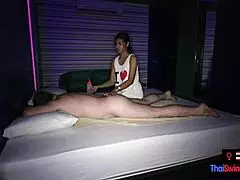 אסייתית חובבנית בת 18 נותנת מסאז' ארוטי אינטנסיבי עם סיום שמח