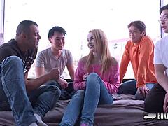 Cantik Rebeca Sharon Kena Pancut Atas Punggung Besar Di Tempat Awam