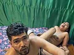 Desi jongen kleedt geile blonde uit en neukt haar kut met Hanif en Adori