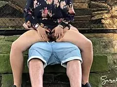 Чукам здраво в изоставена ферма - открит дебел секс на публично място