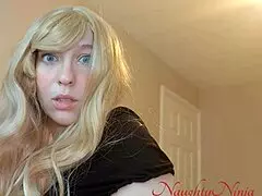 ¡Guau! Mi madrastra tropieza y cae justo en mi polla dura. ¡Qué viaje salvaje con sus tetas enormes!