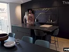 بنت صدرها كبير بجوارب نايلون تعرض فتش قذر على الكام