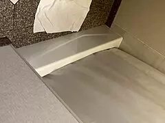 Ευθύς τύπος μαλακώνεται μόνος με νεαρό twink στυλ