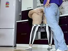 의붓아들아 왜 부엌에서 내 큰 엉덩이 박는 거야?