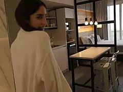 אוי אלוהים, תפסתי את עוזרת המלון בג'קוזי שלי, היא תעשה הכל כדי לא להתפטר... שפיכה כפולה!