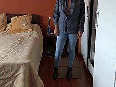 숨겨진 캠 충격! 내 아내의 새엄마가 옷 갈아입고 음란하게 만지기!