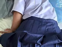 นักท่องเที่ยวฝรั่งเศส เย็ดนักเรียนไทยอายุ 18 ปีในชุดนักเรียน โฮ่ๆ