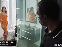 أنا مهووسة، بركب زبه الضخم في أول مشهد Blacked ليا