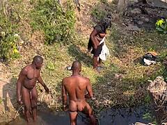 To fremmede banker denne 18+ landsbyjenta ved elva etter tur.