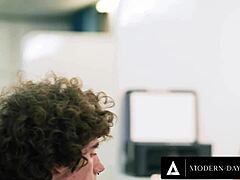 נערה חרמנית מלודי מארקס מפתה עמית לעבודה לזיון לילי חשאי במשרד