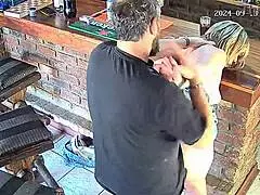 뭐야, 아내가 치마 입고 절친과 바람피우는 거 잡혔어