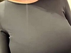 زوجة أب ببزاز حليبية كبيرة تاخد مساج في الخارج من ابن زوجها الممحون