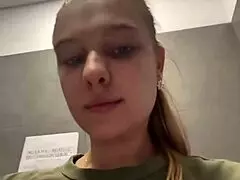 Imádom az extrém ujjazást és az anál dugózást ezen a kövér seggen