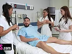 Drie hete dokters berijden geluksvogels pik in wilde ziekenhuisorgie