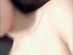 Oi, mau liat cewek Vietnam ini pamer tubuh seksi dalam aksi seks liar?