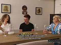 Ώριμη Τατουαρισμένη Μαμά Γαμιέται Πλάγια Με Ξυρισμένο Μουνί Σε Άγρια Δράση