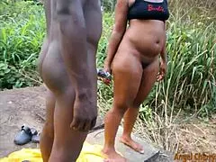 Rozciągam ciasną afrykańską cipkę na świeżym powietrzu moim kutasem 💦