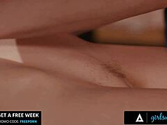 Nydelige massøren Kylie Rocket går vill under massasje av hete blondinen Braylin Bailey