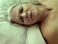 بس كده، قاعدة مع ابن عمي وبنلعب وأنا بركب زبه الضخم للمرح