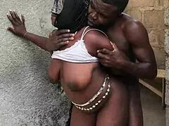 Fekete csaj kinyitja a lábát kulisszák mögött szökőkút orgi monster farkkal