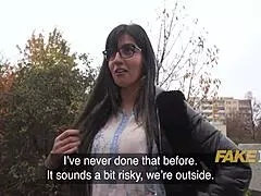 Muslimtjej i traditionell klänning går med på upphämt för cowgirl knull