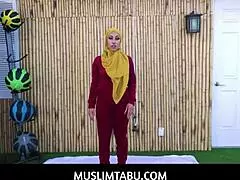 キラ・ペレスだよ、ヒジャブ着てトレーナーと浮気中