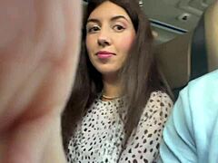 ¡Increíble! Mostré mi polla en un bus lleno y ella me hizo correrme.