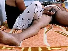 דסי הוט קאפל - אישה הודית נותנת ניעור יד ורגליים חמים בבית