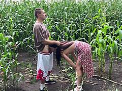 Ho scopato la mia sorellastra arrapata nel campo di grano sotto la pioggia e le sono venuto sul culo