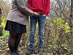 Fed svigermor dominerer med offentlig tis-leg i nylon