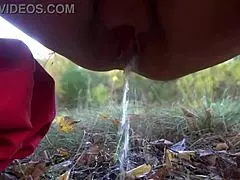 I’m obsessed with this milf teasing her anal and showing her pussy inside while pissing.