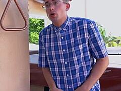 Atletisk mogen brud blir rimmad och ger en vild avsugning