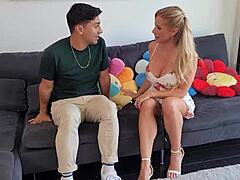 Souložím s přítelem svého nevlastního syna s deepthroatem a divokými cowgirl pohyby