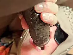 Hej, koukni na tu baculatou BBW, jak divoce kouří a bere černý penis venku