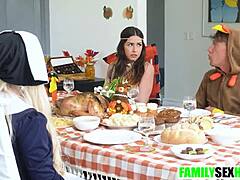 Mostoha család összegyűlik hálaadásra tiltott tabu csoportos akcióval