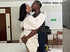 A motel technikus meglepett 23cm-rel! 😱