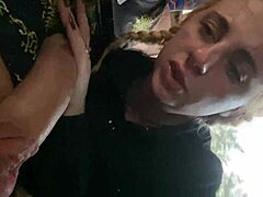 Ohne Busticket erwischt, gezwungen den Schwanz des Kontrolleurs öffentlich zu lutschen