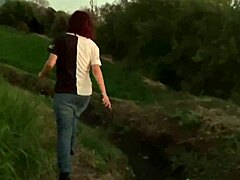 Morrita gadis muda ditusuk di luar ruangan di bukit di depan umum