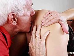 No puedo creer que mi vieja esposa abuela recibiera un creampie de un joven mientras miraba