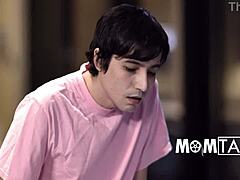 Enteado novinho pega madrasta loira em momento vulnerável com Ricky Spanish