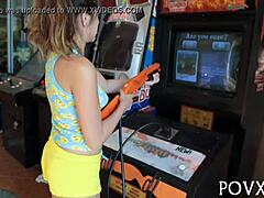 Zoe Foxx在POV中挑逗，粗暴口交和硬核动作