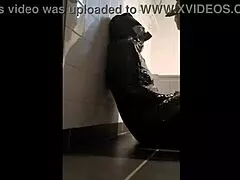 Te ato a Sophie La Larve en momificación total y la mamo con juguetes dildos