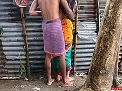 Sprawdź ten deszczowy seks na zewnątrz z bengalską boudi szalejącą od Localsex31