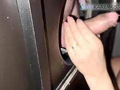 Hoofd Geven aan Vreemdeling bij Glory Hole Vandaag met Man Die Kijkt - Karenkiss