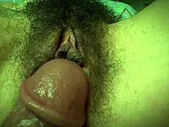 Kosmata pička iz bližine dražena z velikim kurcem