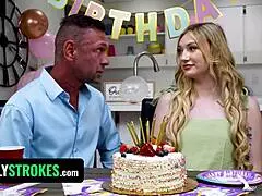 Kakšen deviantni očim deflorira svojo 18+ pastorko na njeni 18. rojstnodnevni zabavi?