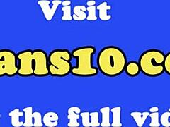 Blondi trans-tyttö vetää kalunsa esiin kovaa toimintaa varten