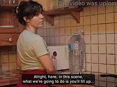 Отчим и падчерица пытаются снять фейковое взрослое видео, но проваливаются в душевой сцене!