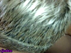 Zeitate curioasă brunetă MILF se masturbează la fund mare și linge pizda păroasă.